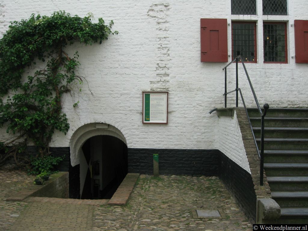 Op de binnenplaats van het kasteel ga je via deze trap naar de taveerne in de kelder. Hier is ook een winkel en je kunt er kaartjes kopen .